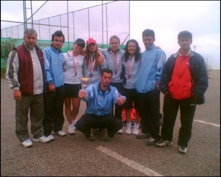 Üniversiteler Arası Tenis Turnuvası TRABZON KTÜ Tenis Takımı Yılmaz hoca-Sefa Değirmenci-Ezgi -Duygu-Zeynep-Tuğba-Bahadır- Ersen hoca oturan Fatih